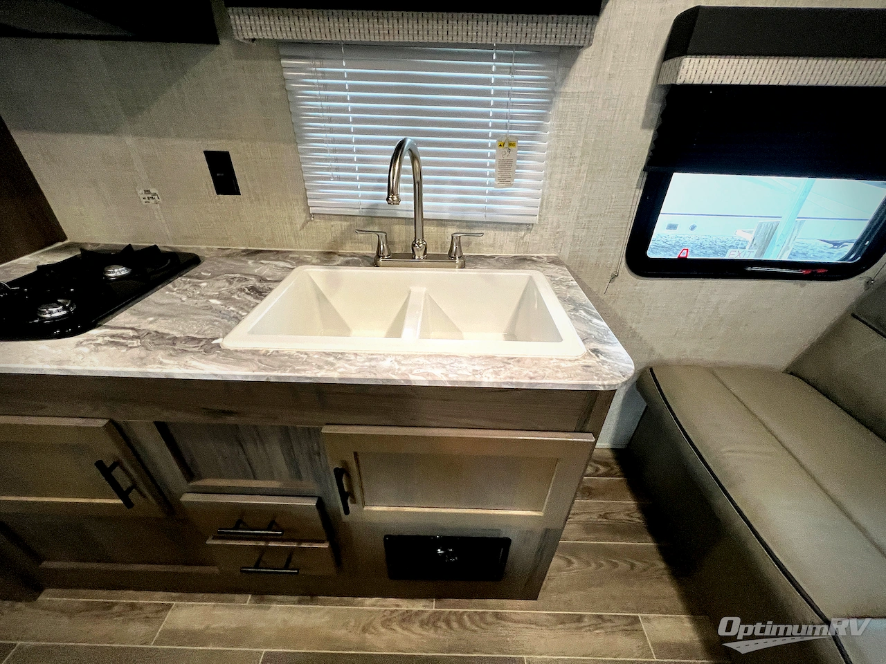 2022 Gulf Stream Kingsport Ultra Lite 241RB Photo 8