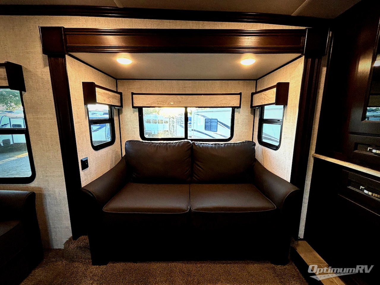 2021 Palomino Columbus 389FLC Photo 6