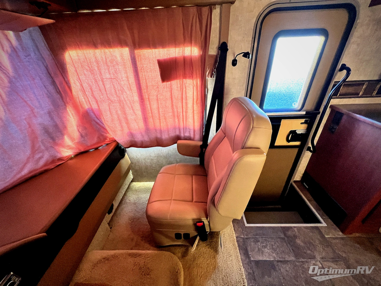 2014 Winnebago Sunstar 31KE Photo 8