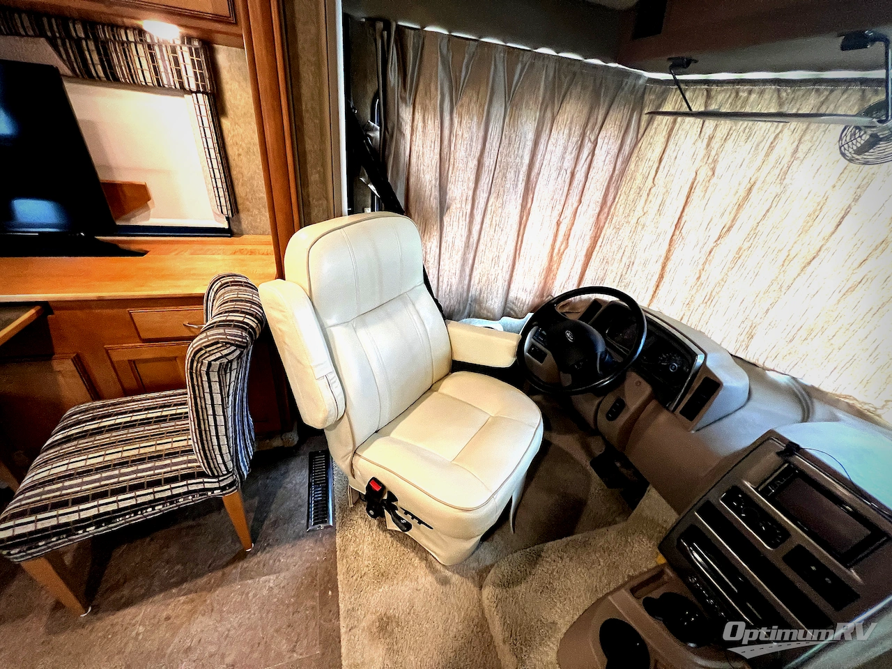2016 Itasca Sunstar LX 30T Photo 8