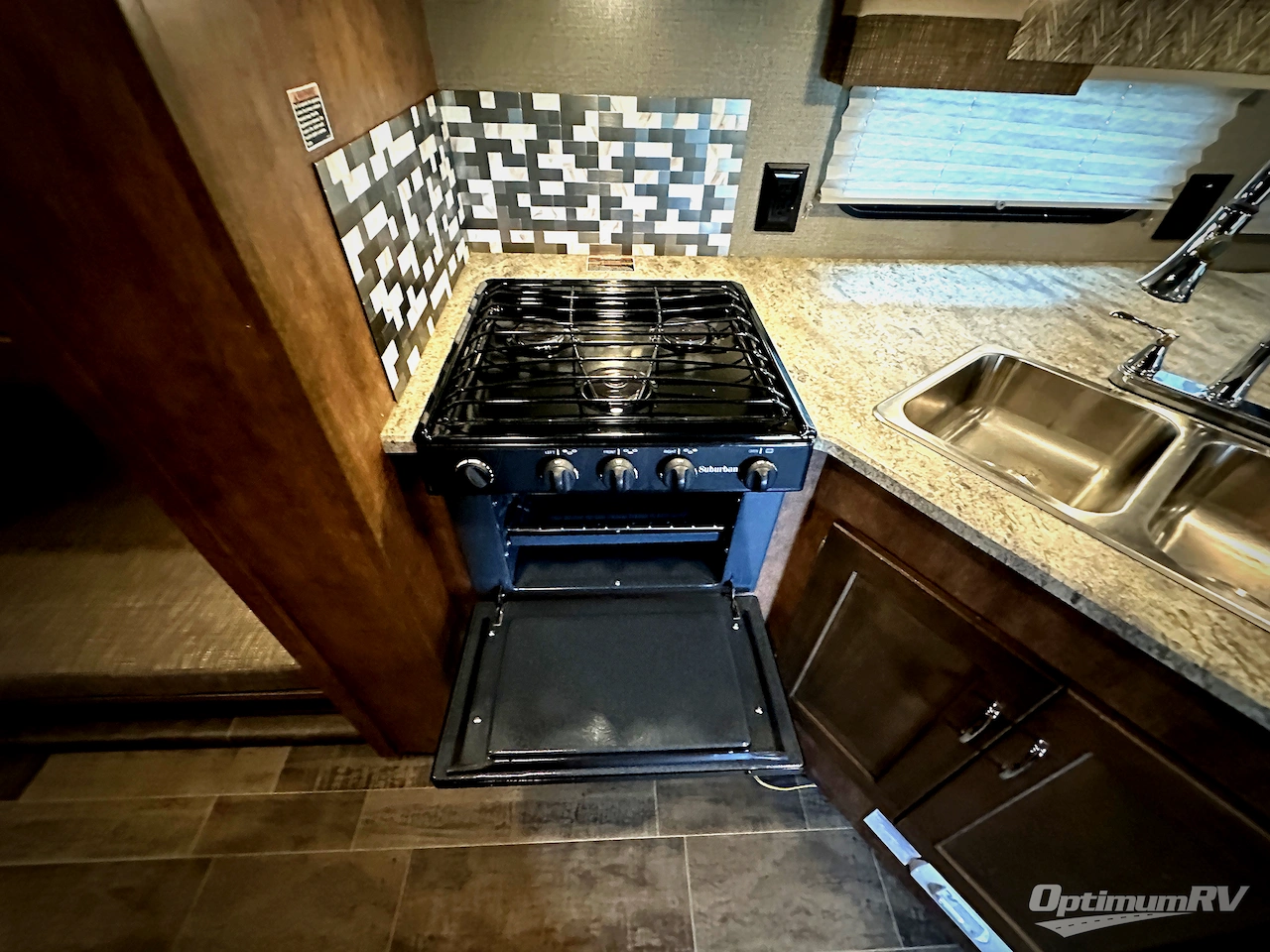 2018 Winnebago Intent 31P Photo 16