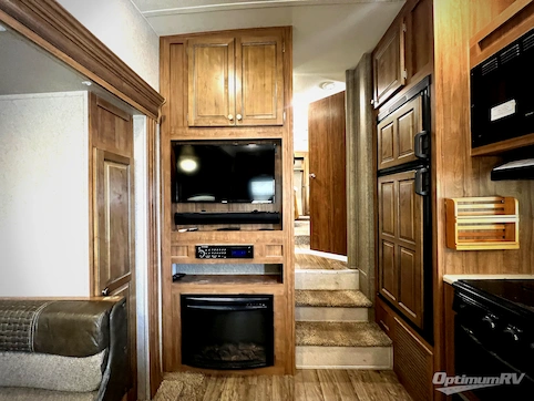 2018 Forest River Flagstaff Classic Super Lite 8524RLBS RV Photo 2