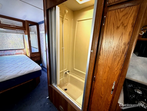 1994 Coachmen Leprechaun 28 RV Photo 4