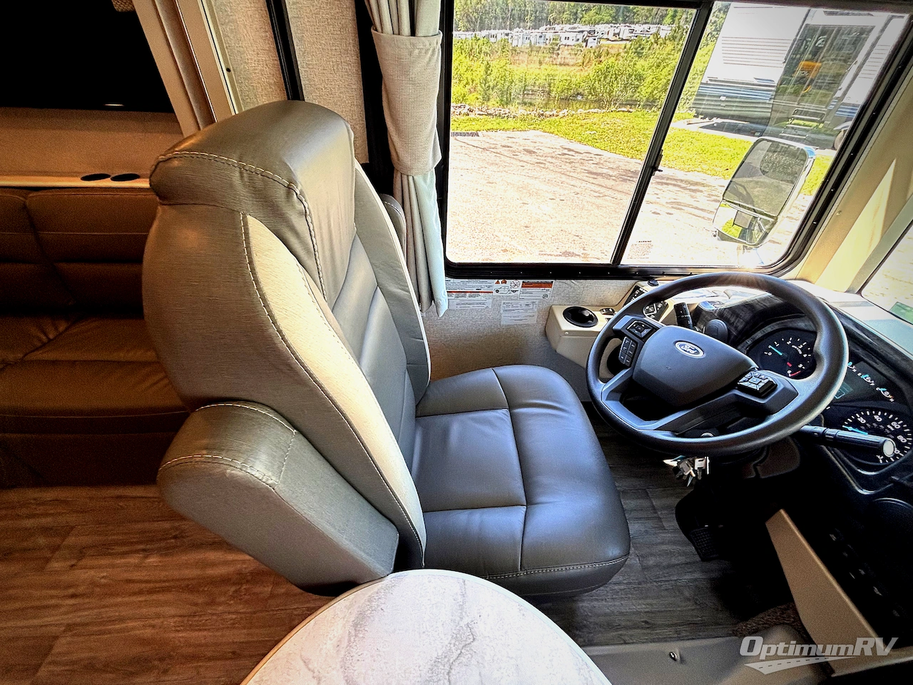 2023 Thor Luminate CC35 Photo 7