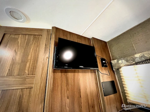 2018 Coachmen Freelander 26RS Ford 350 RV Photo 4