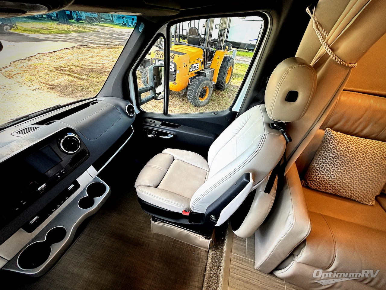 2021 Thor Tiburon Sprinter 24RW Photo 9