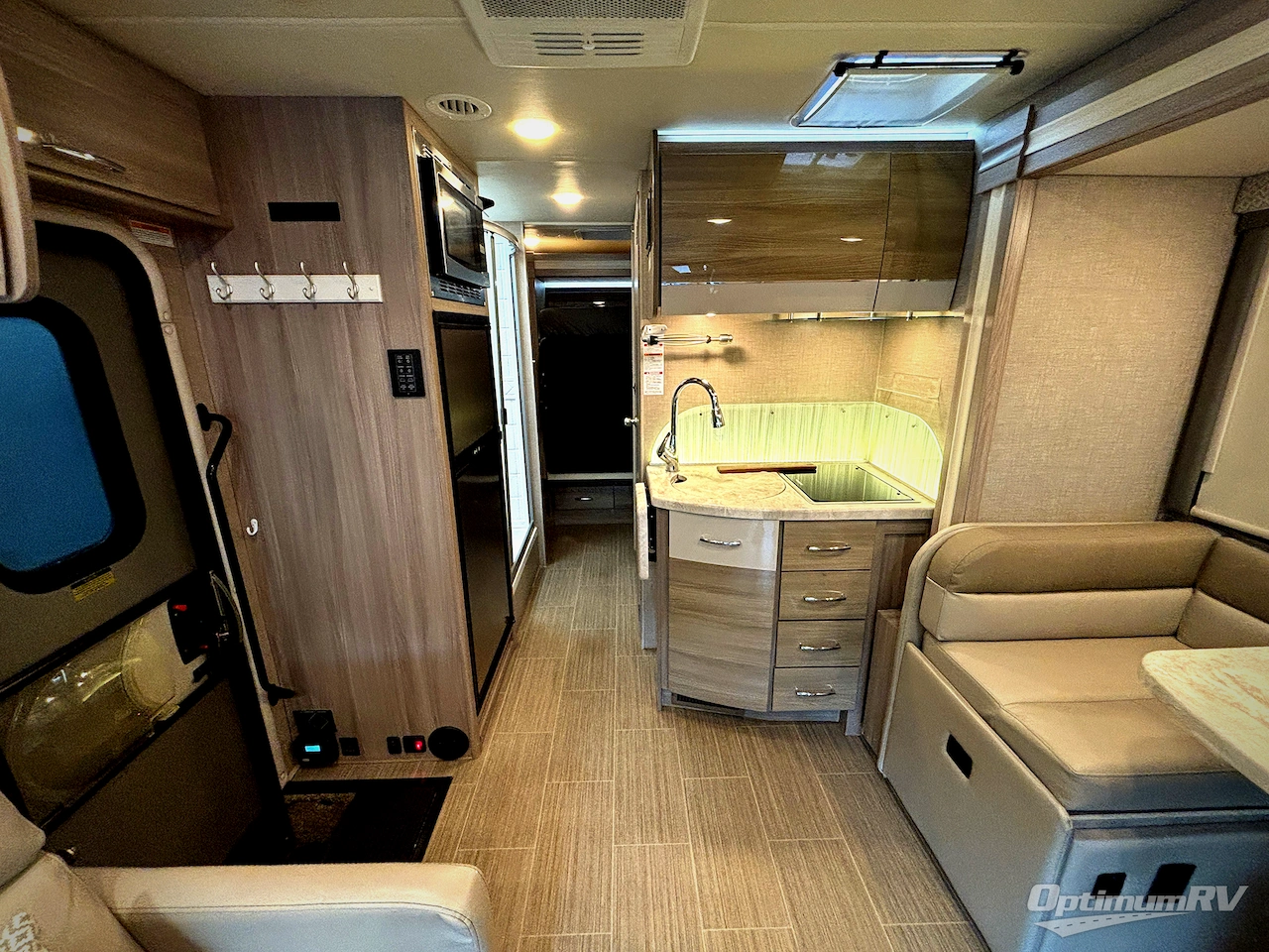 2021 Thor Tiburon Sprinter 24RW Photo 4