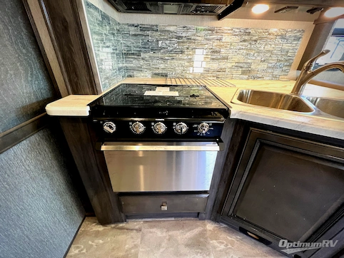 2021 Fleetwood Flair 28A RV Photo 3