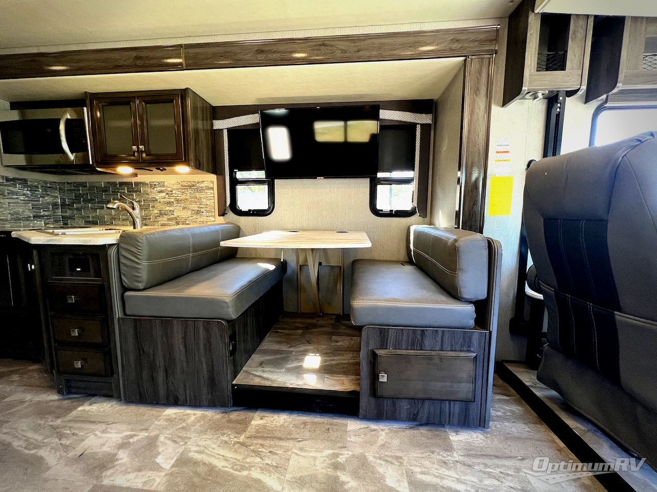 2021 Fleetwood Flair 28A Photo 9