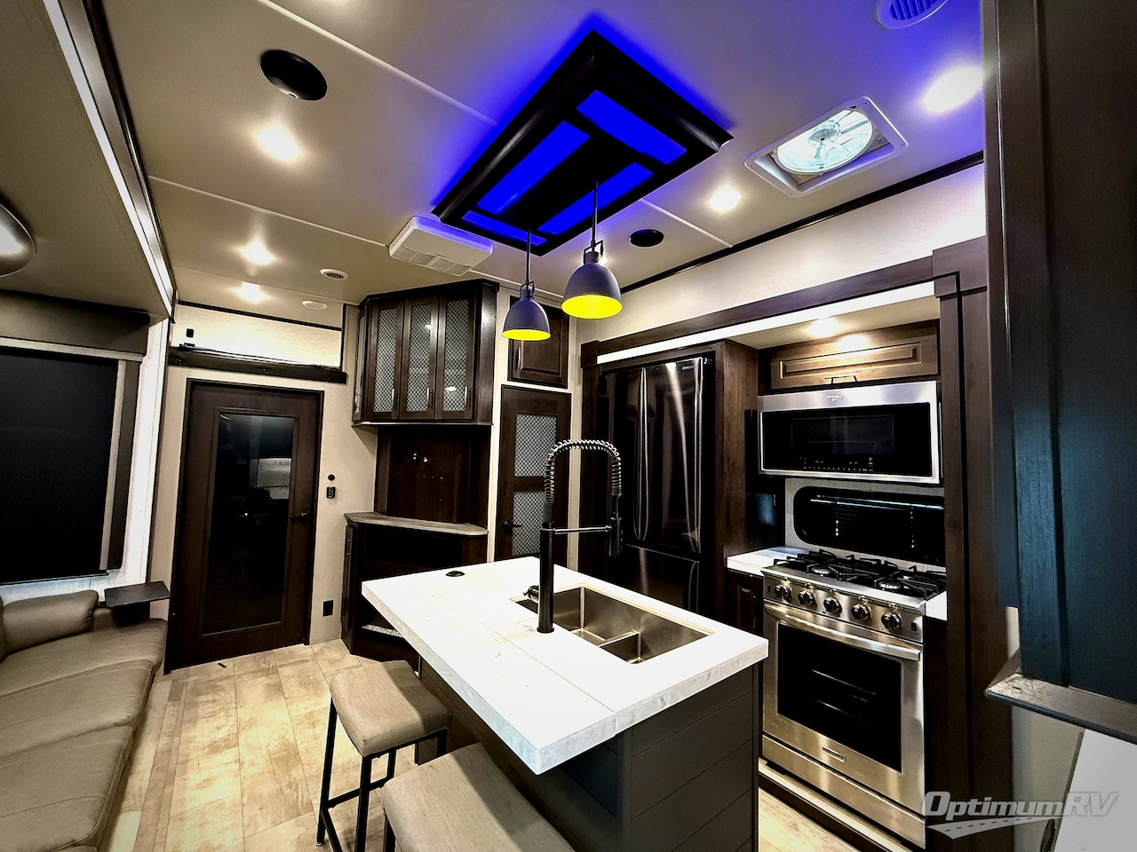 2021 Grand Design Momentum M-Class 351M Photo 4