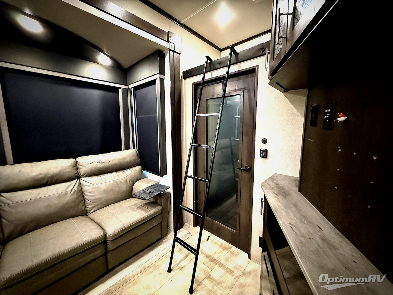 2021 Grand Design Momentum M-Class 351M Photo 15