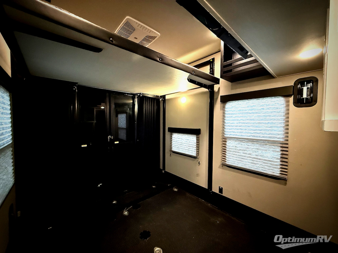 2021 Grand Design Momentum M-Class 351M Photo 17