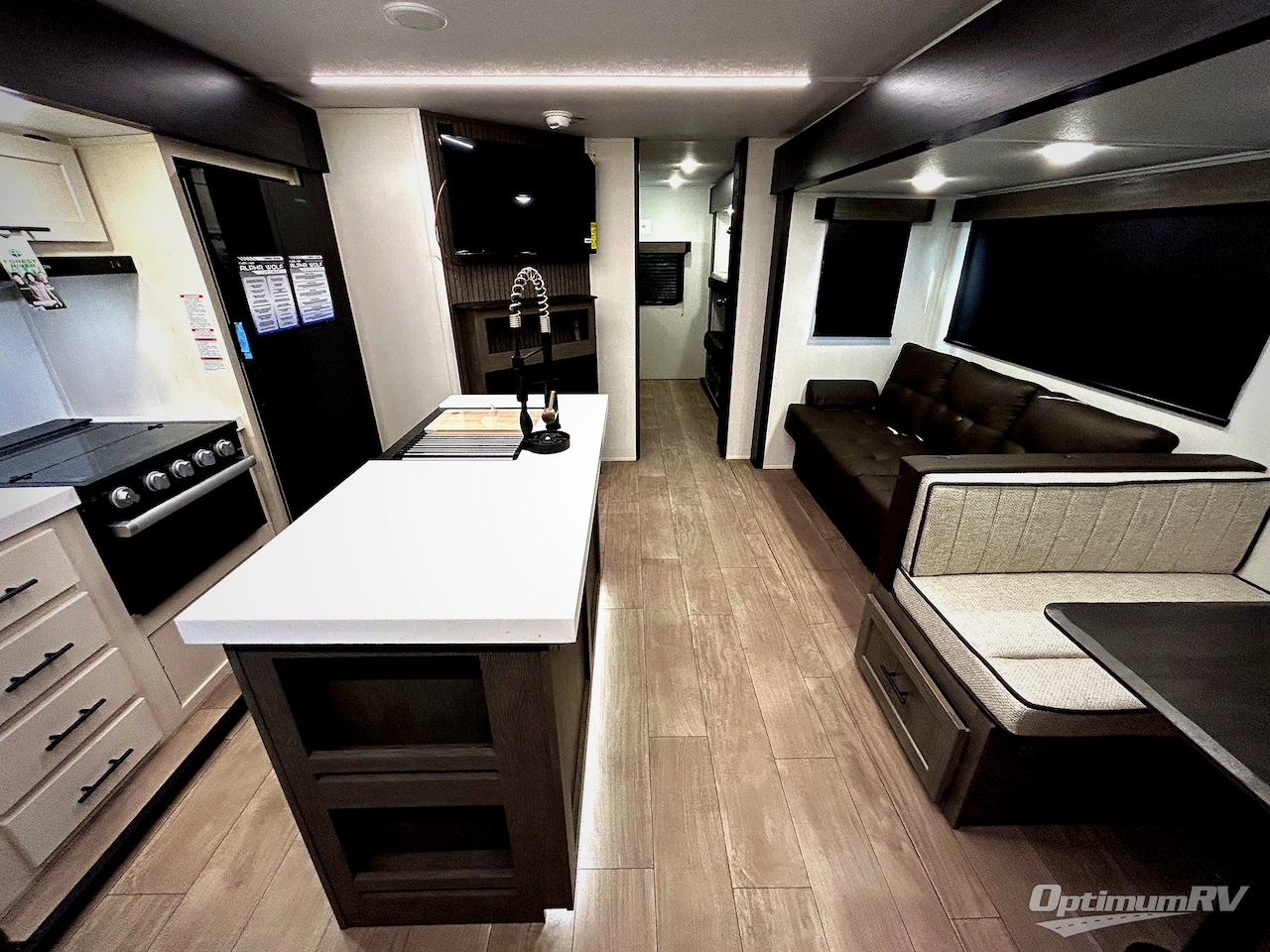 2026 Forest River Cherokee Alpha Wolf 33BH Photo 4