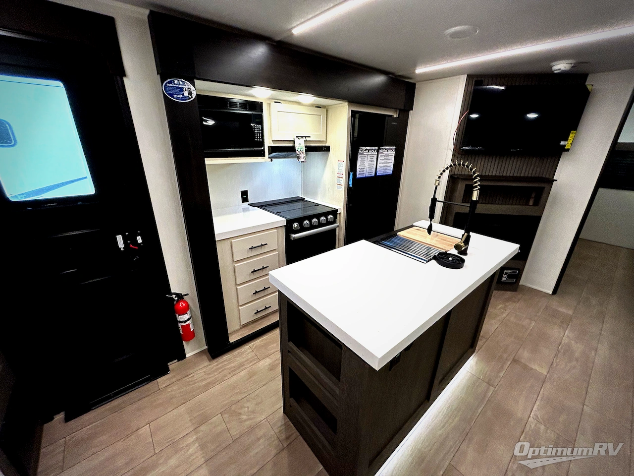 2026 Forest River Cherokee Alpha Wolf 33BH Photo 10