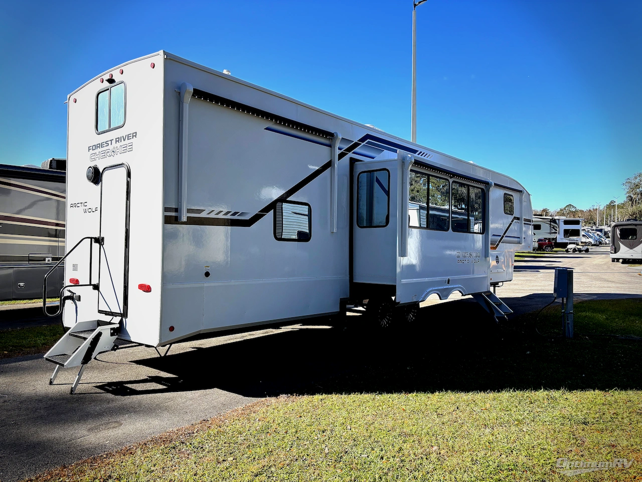 2026 Forest River Cherokee Arctic Wolf 38DST Photo 2