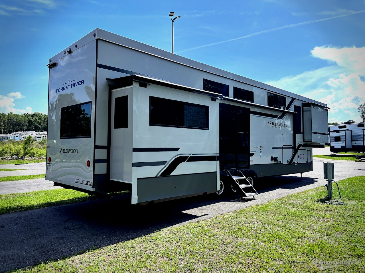 Used 2025 Forest River Wildwood Heritage Glen ROOST43 Fifth Wheel