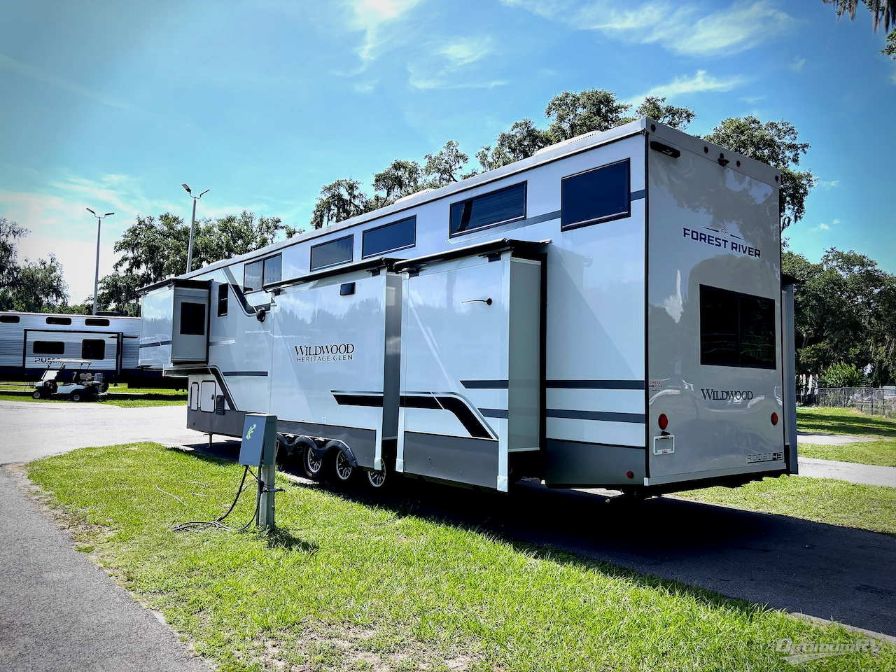 Used 2025 Forest River Wildwood Heritage Glen ROOST43 Fifth Wheel