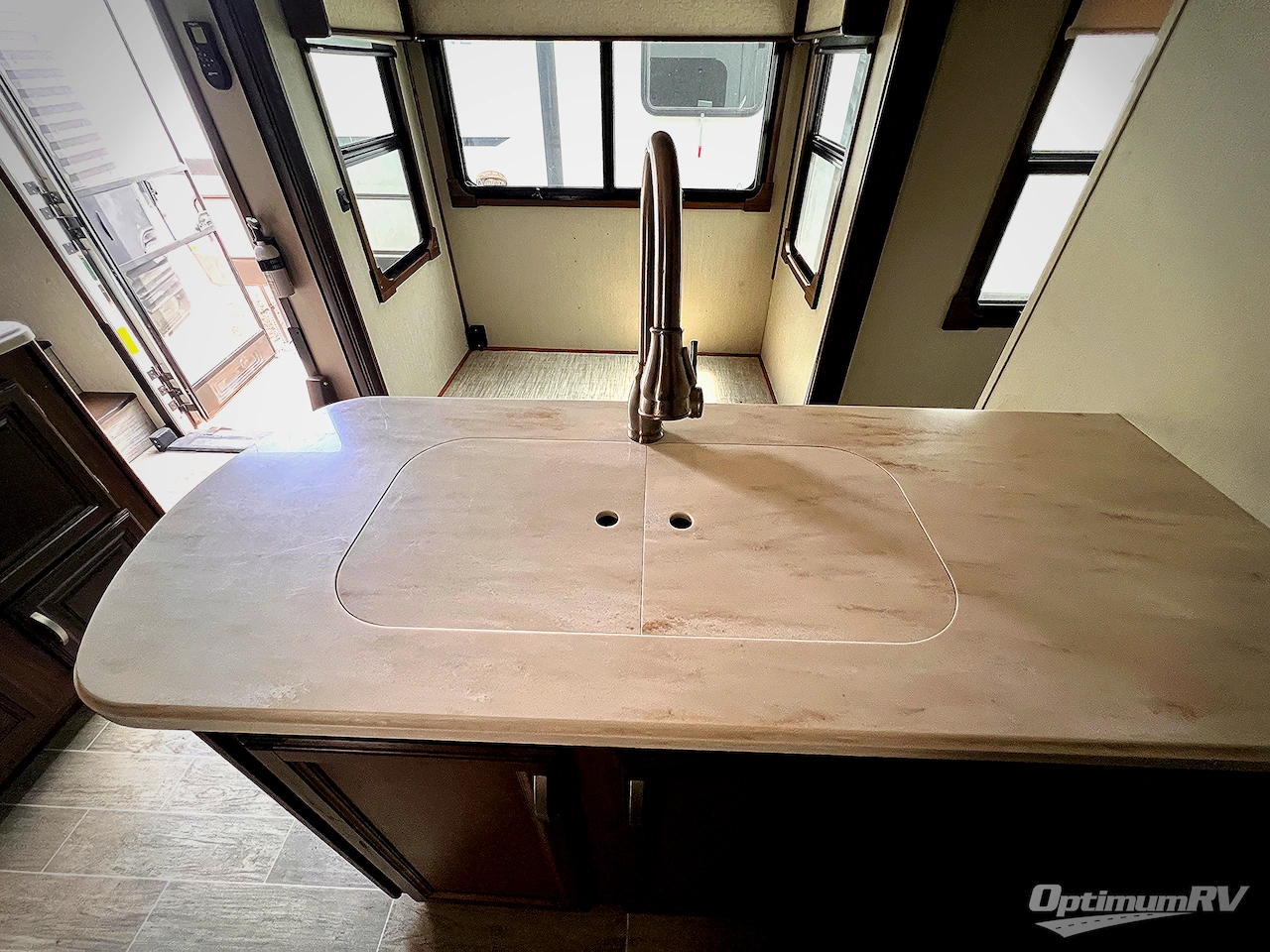 2019 Palomino Columbus Compass 389FLC Photo 7