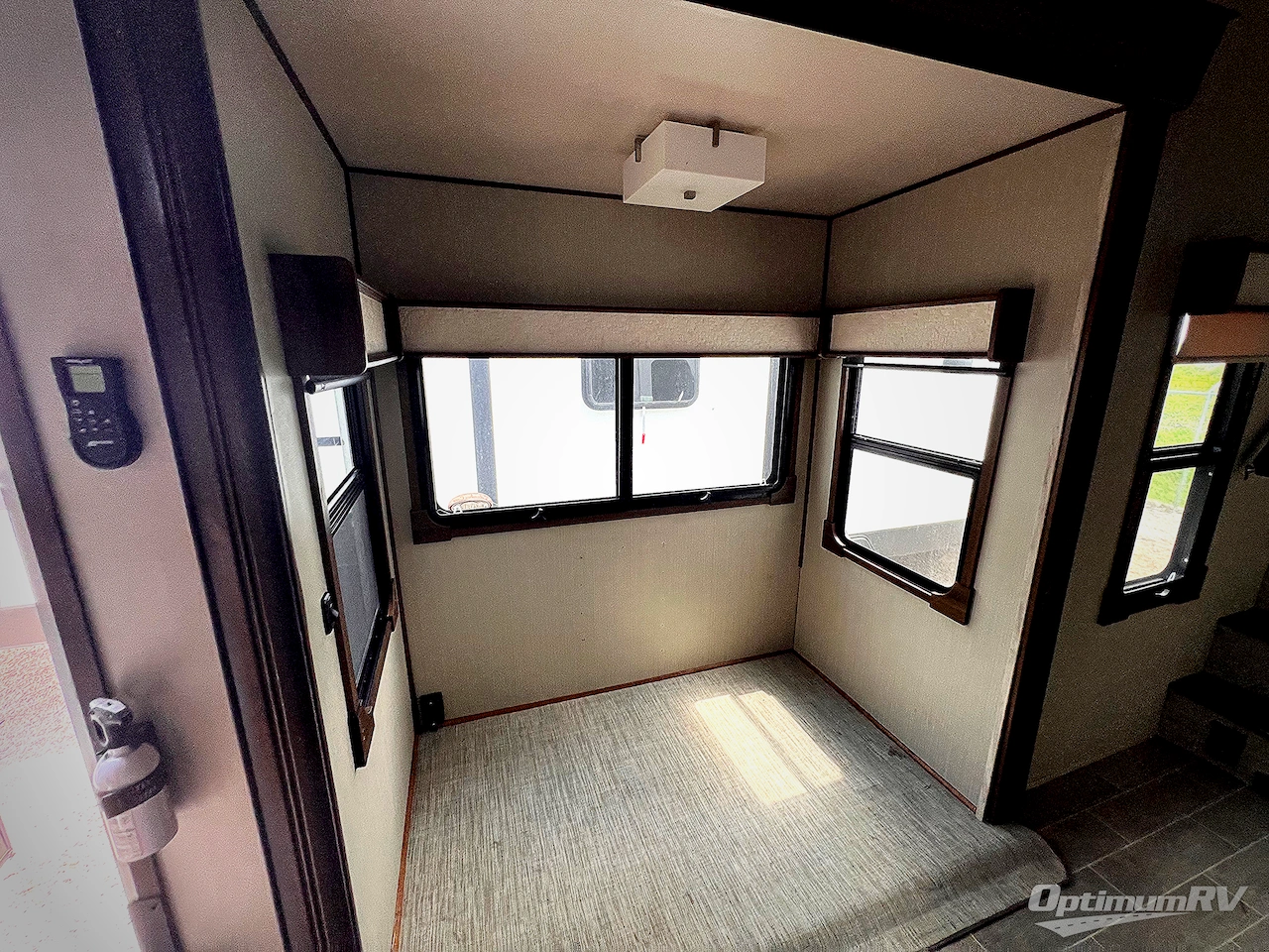 2019 Palomino Columbus Compass 389FLC Photo 13