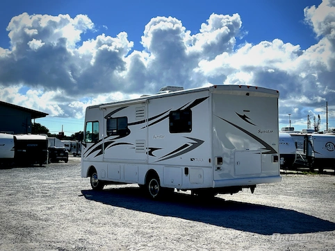 2013 Itasca Sunstar 26HE RV Photo 3