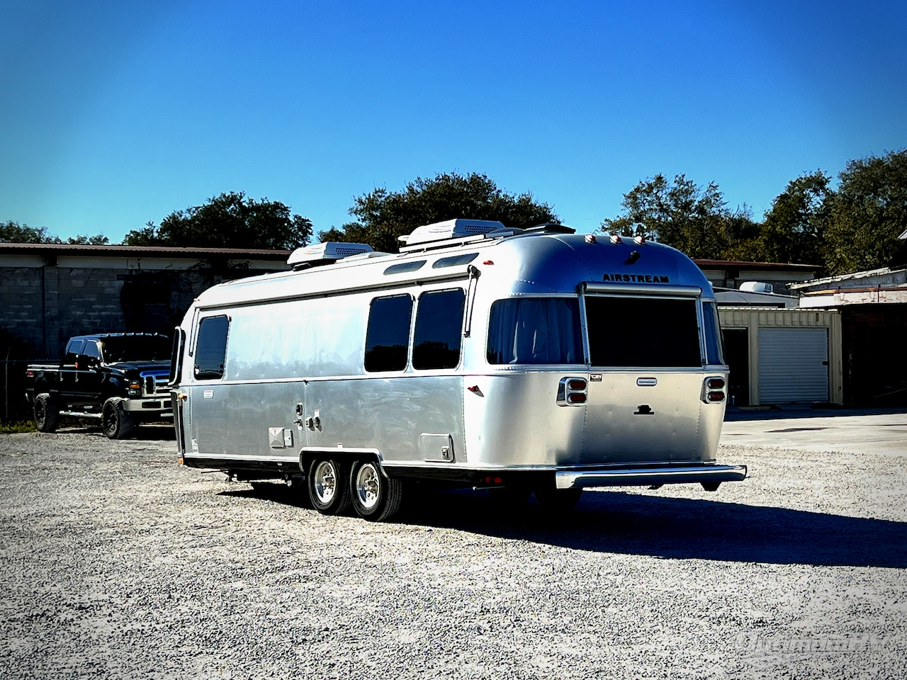 2022 Airstream International 27FB Photo 3