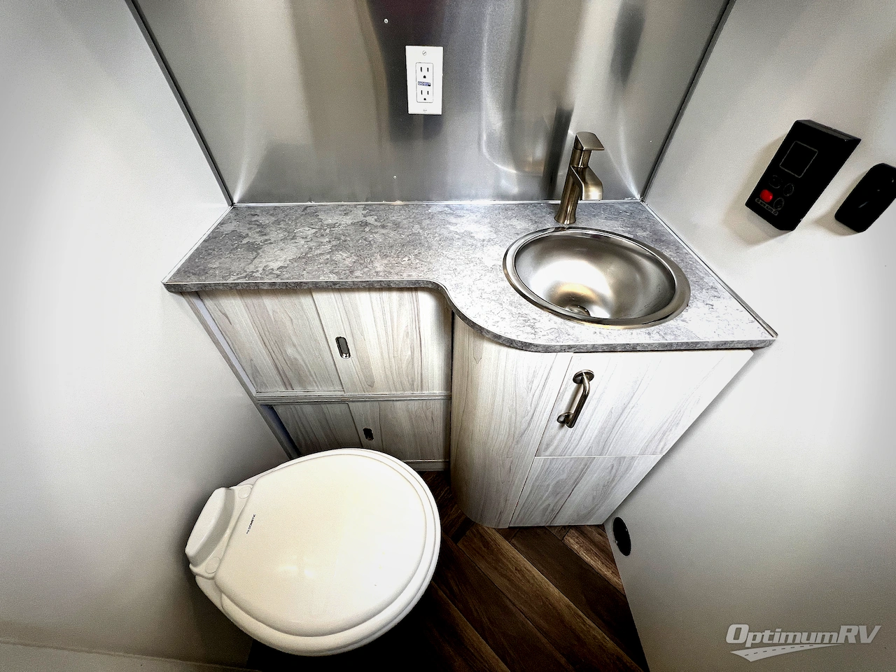 2022 Airstream International 27FB Photo 12