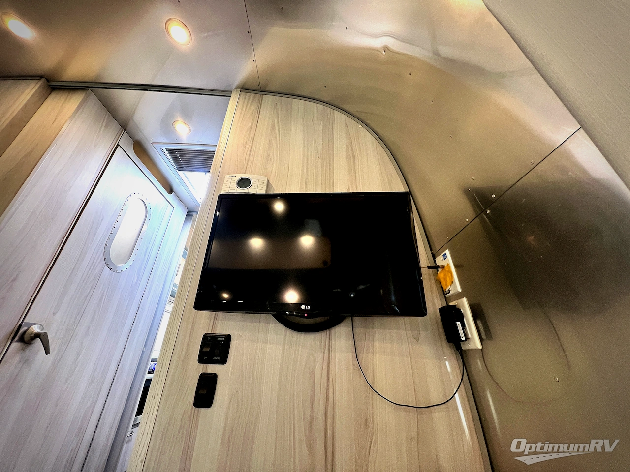2022 Airstream International 27FB Photo 16