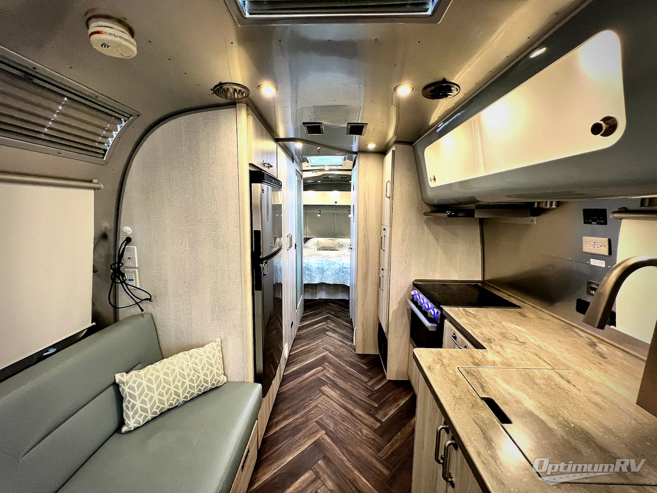 2022 Airstream International 27FB Photo 4