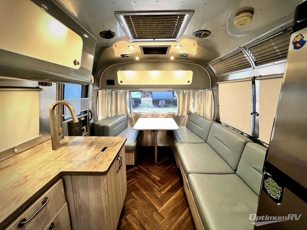 2022 Airstream International 27FB Photo 5
