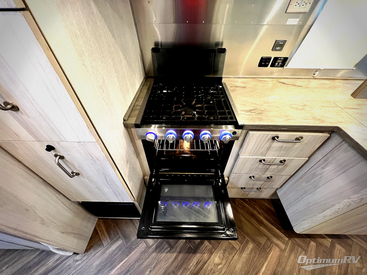 2022 Airstream International 27FB Photo 9