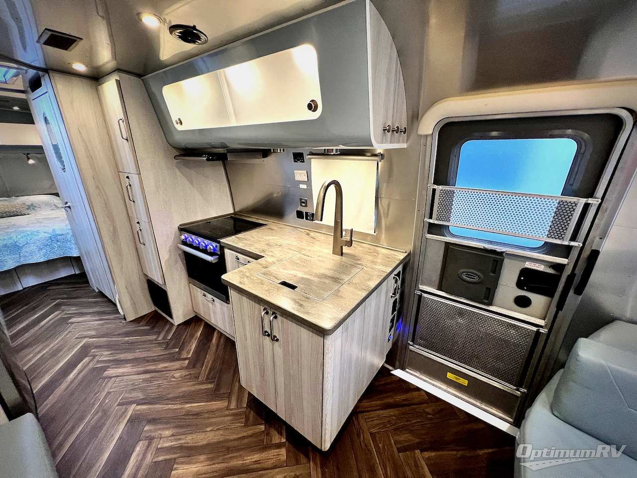 2022 Airstream International 27FB Photo 8
