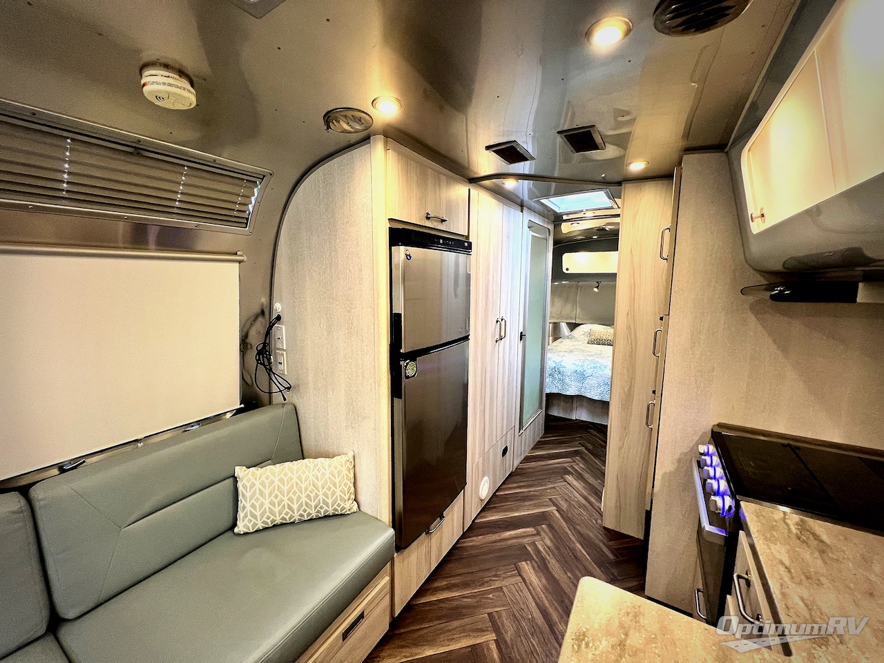 2022 Airstream International 27FB Photo 10