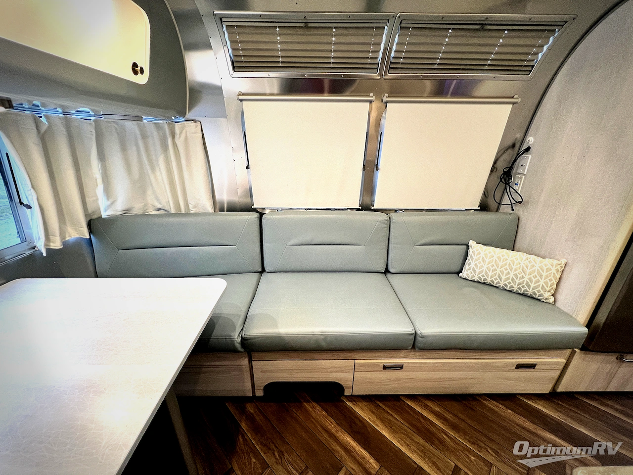2022 Airstream International 27FB Photo 7