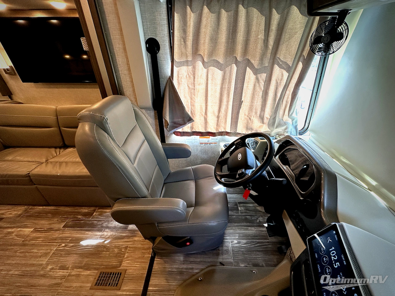 2023 Thor Hurricane 34R Photo 4