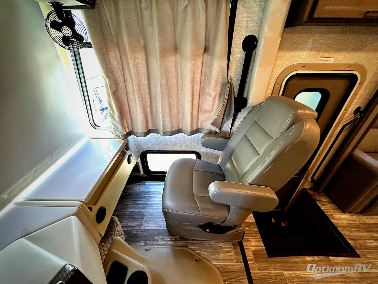 2023 Thor Hurricane 34R Photo 5