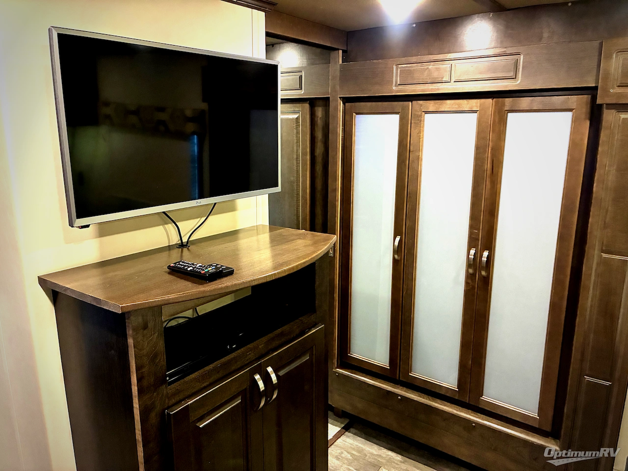 2018 Luxe by the RV Factory Luxe Elite 42RL Photo 4