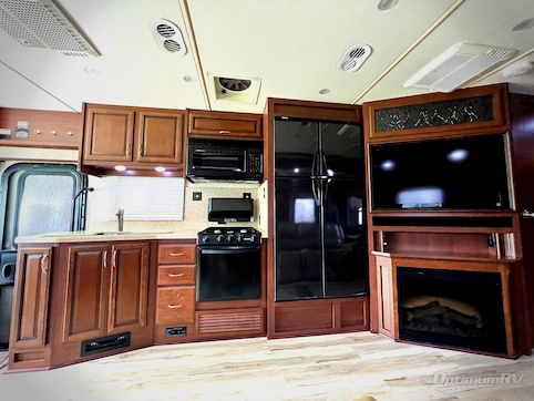 2012 Fleetwood Bounder 35K RV Photo 2