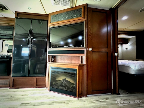 2012 Fleetwood Bounder 35K RV Photo 3