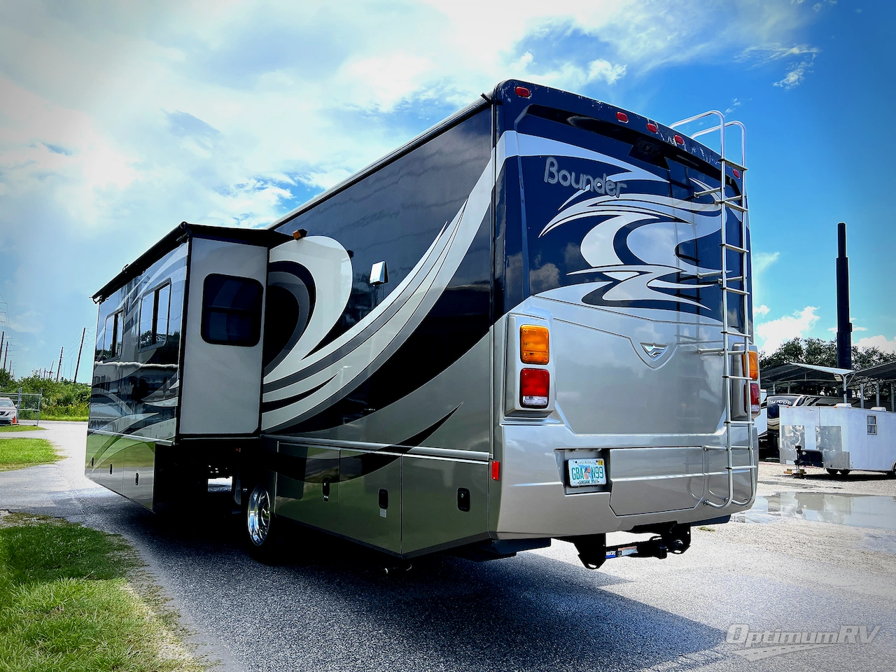 2012 Fleetwood Bounder 35K Photo 2