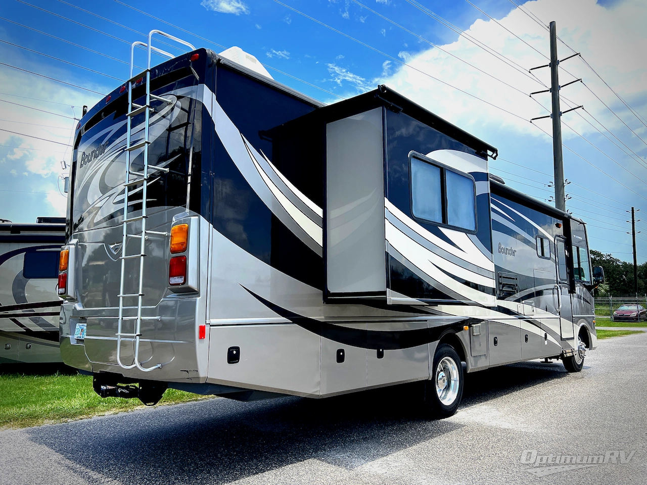 2012 Fleetwood Bounder 35K Photo 3