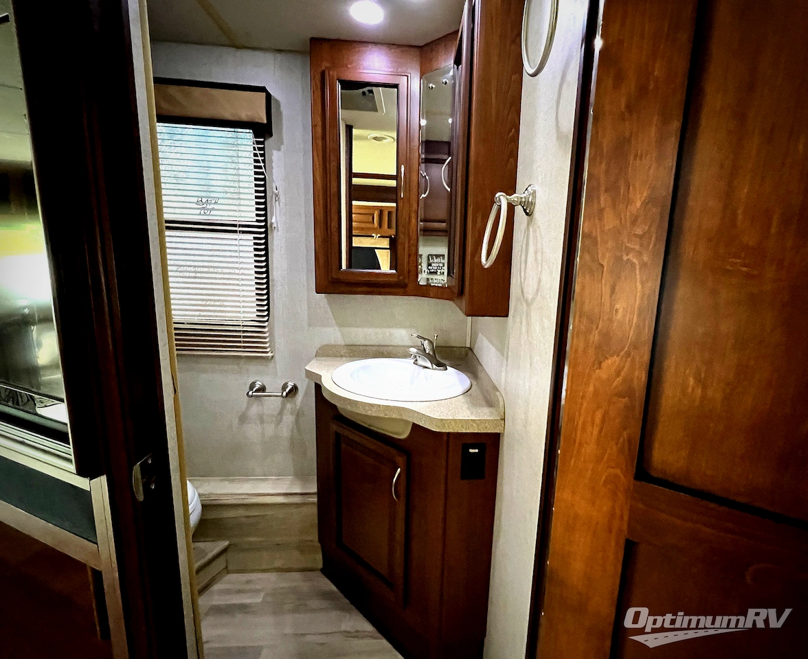 2012 Fleetwood Bounder 35K Photo 17