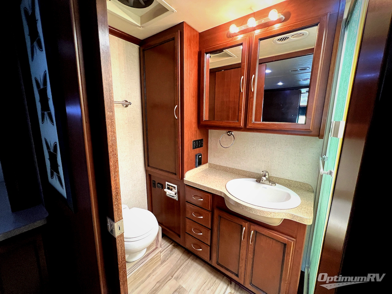 2012 Fleetwood Bounder 35K Photo 23