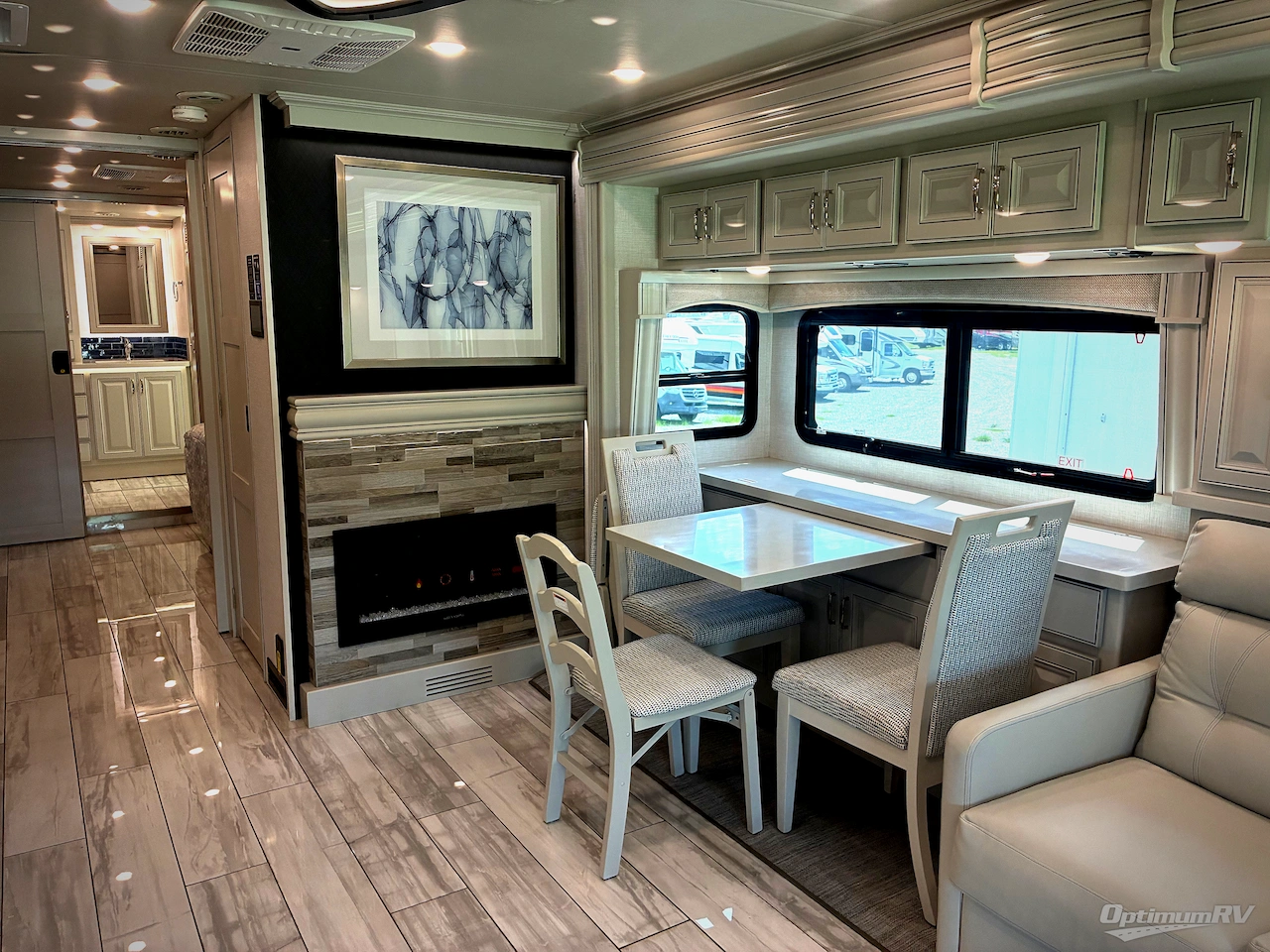 2024 Fleetwood Discovery 38W Photo 6
