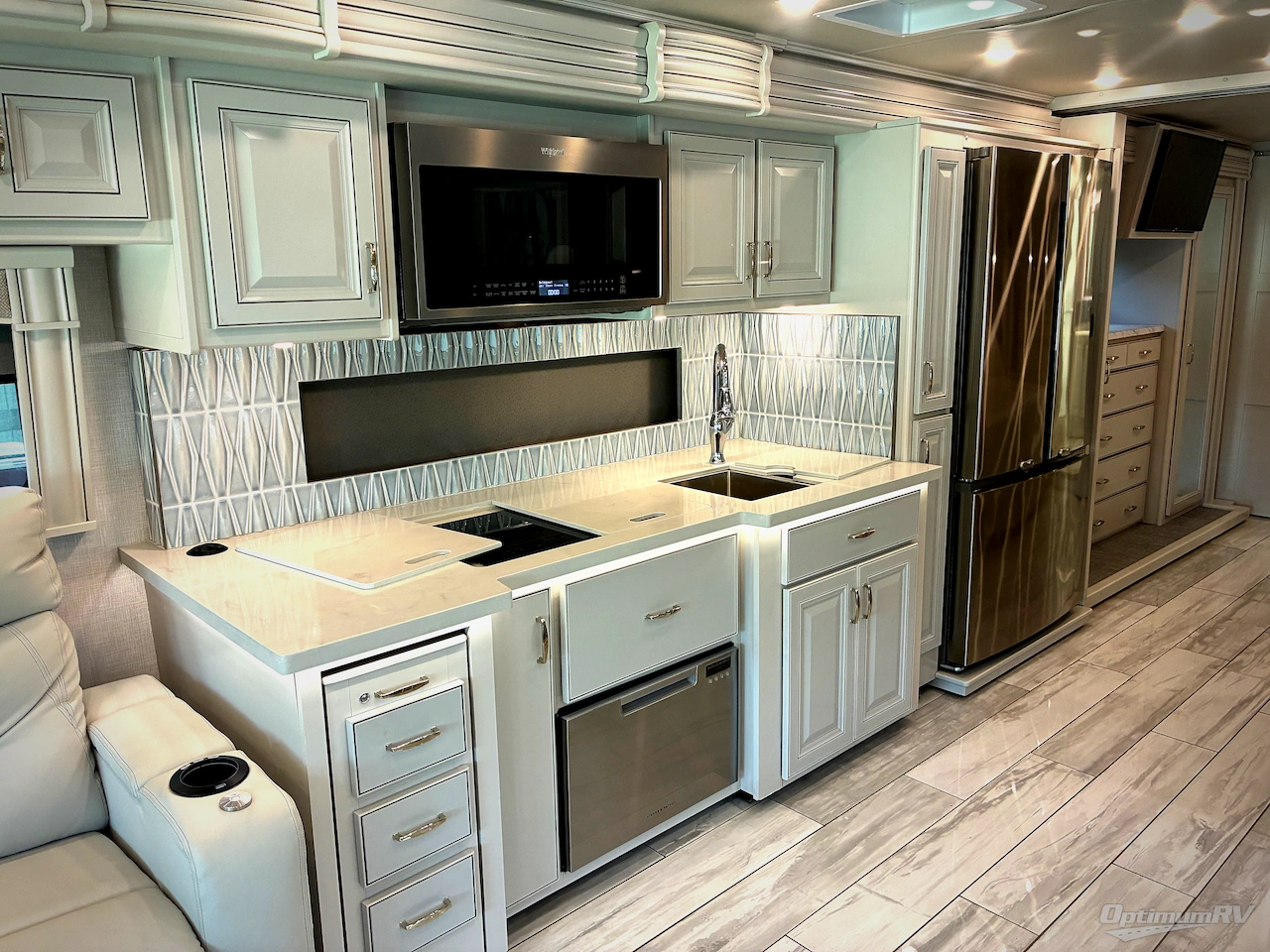 2024 Fleetwood Discovery 38W Photo 9