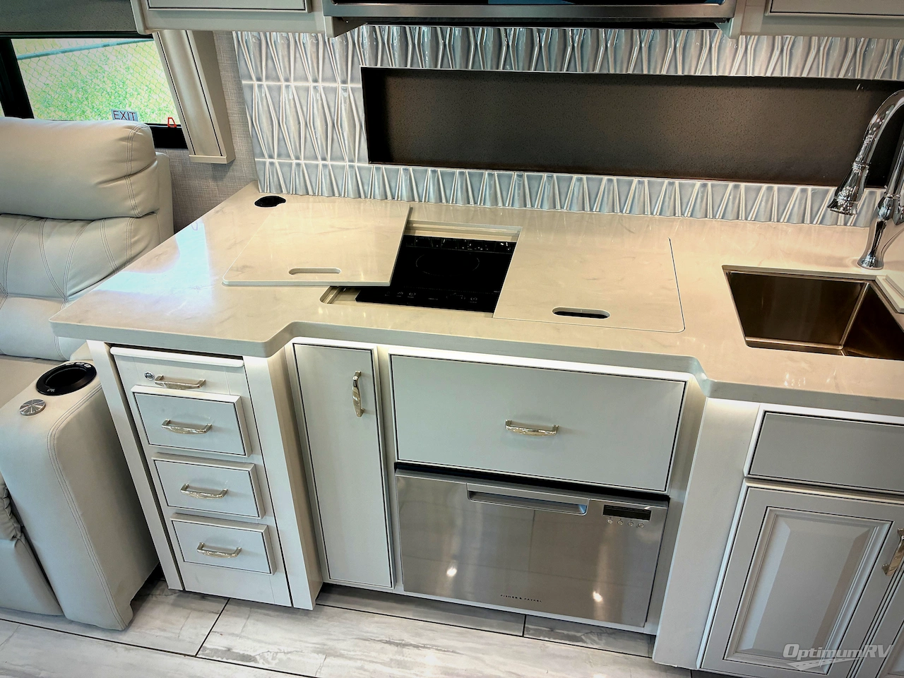 2024 Fleetwood Discovery 38W Photo 13