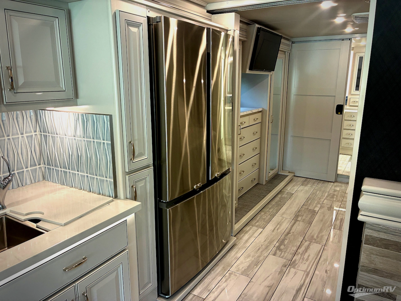 2024 Fleetwood Discovery 38W Photo 14