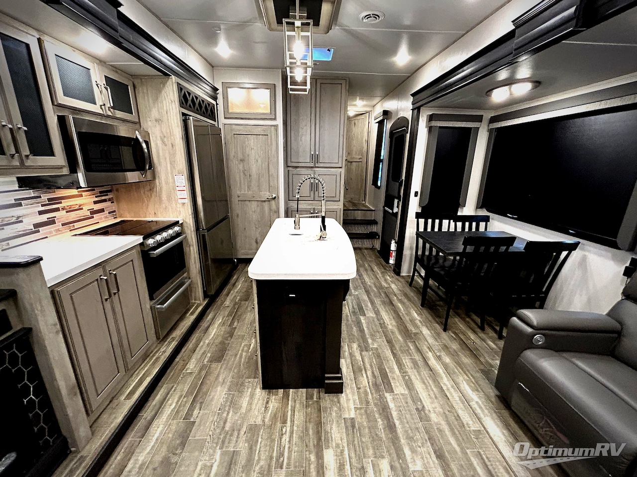 2022 Keystone Avalanche 312RS Photo 5