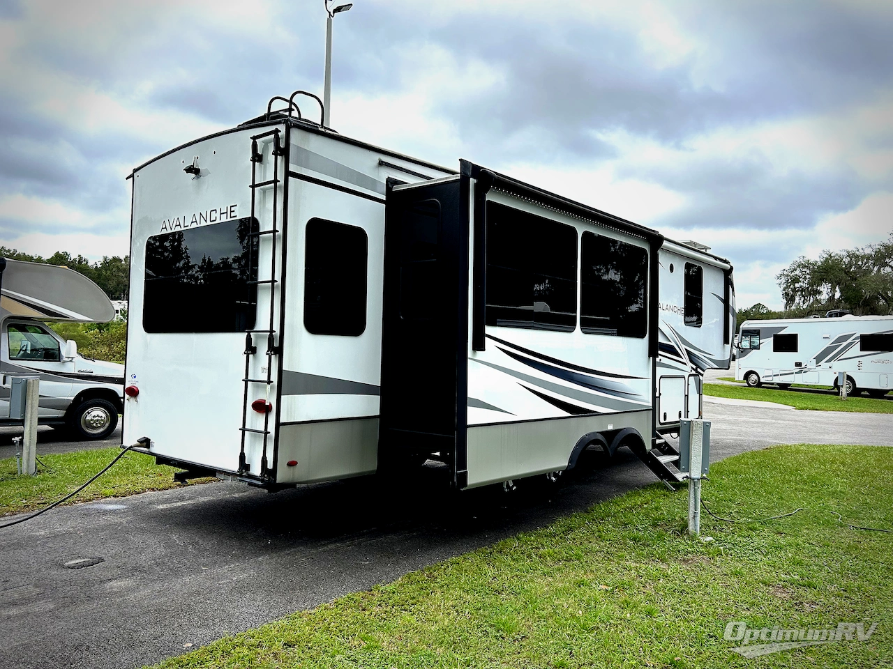 2022 Keystone Avalanche 312RS Photo 2