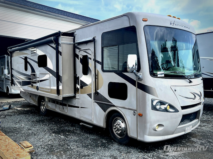 2015 Thor Hurricane 27K RV Photo 1