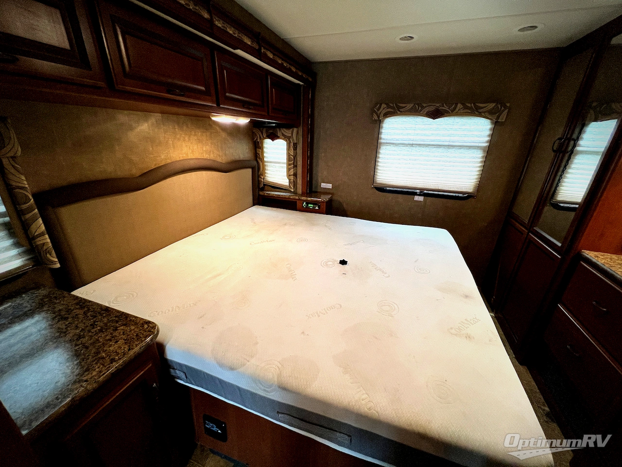 2015 Thor Hurricane 27K Photo 24